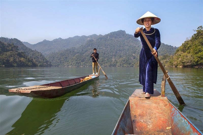 Homme et femme Tay sur le Lac Babe - Vietnam