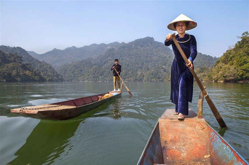 Homme et femme Tay sur le Lac Babe - Vietnam