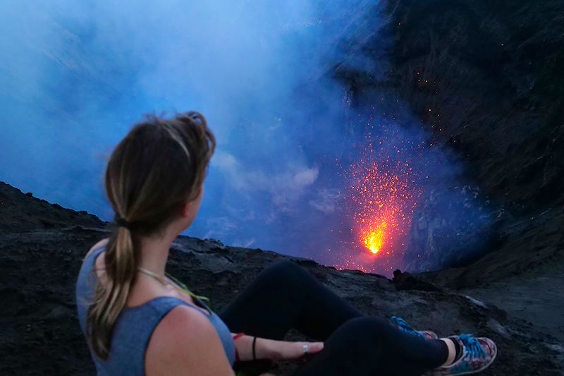 Devant le cratère du Mont Yasur - Île de Tanna - Vanuatu