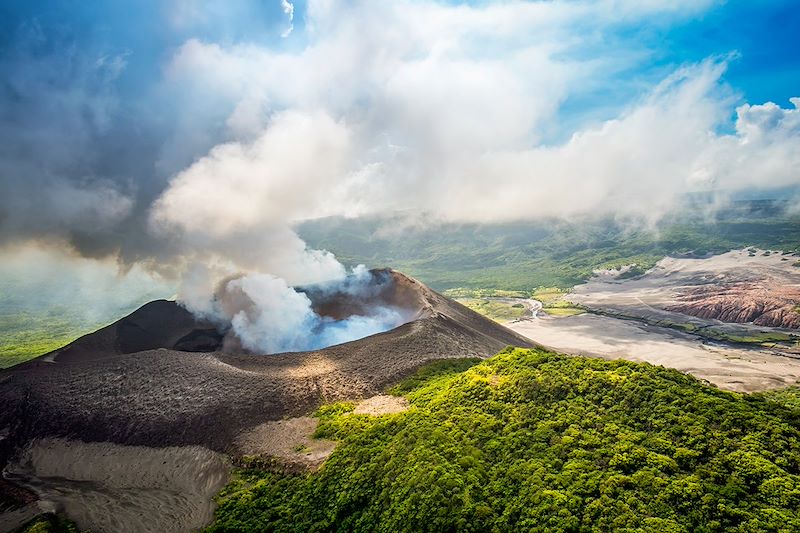 Circuit au Vanuatu : du volcan Yasur aux dugongs des îles Maskelynes et rencontre des Small Nambas aux traditions ancestrales.