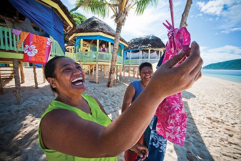 Femmes samoanes sur la plage Lalomanu - Upolu - Archipel des Samoa