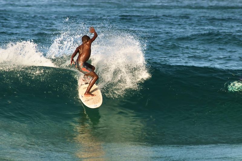 Surfeur à Tofo - Mozambique