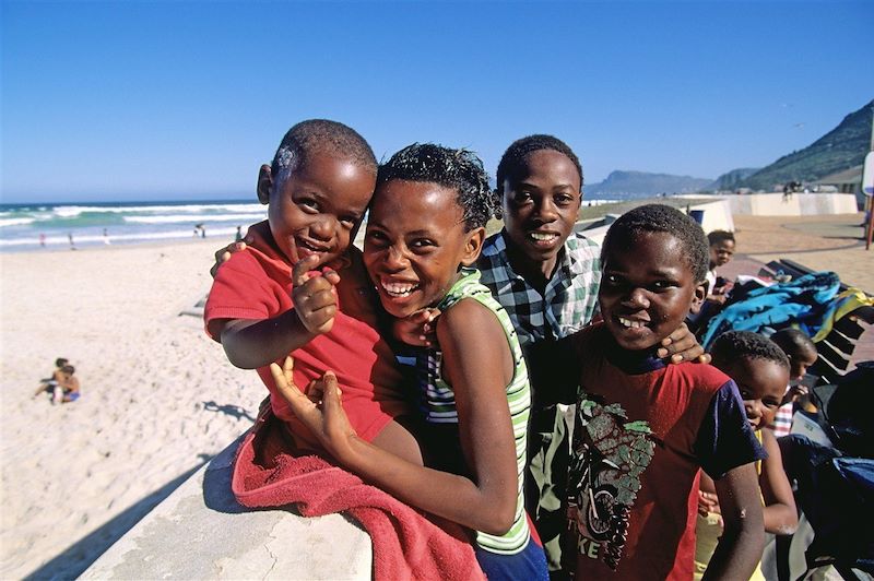 Groupe d'enfants sur la plage de Muizenberg - Péninsule du Cap - Afrique du Sud