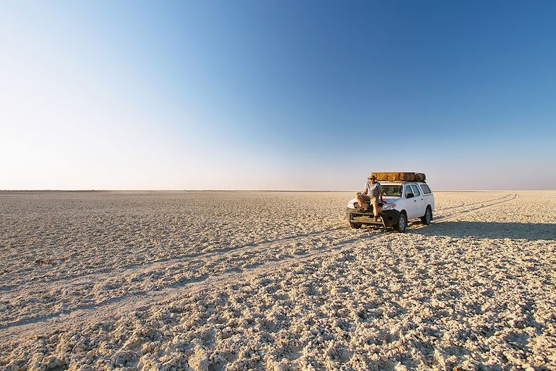 En 4x4 sur un lac salé près de Kubu island - Makgadikgadi Pan - Botswana