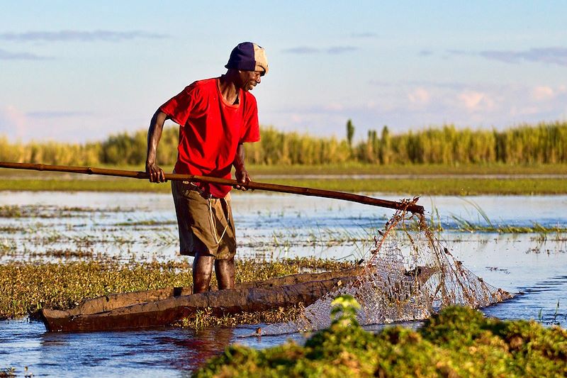 Pêcheur dans le Marais de Bangweulu - Zambie