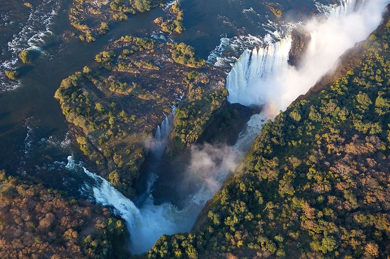 Voyage complet au cœur des joyaux du Zimbabwe : Great Zimbabwe, Safaris dans les PN de Matobo et Hwange & Victoria Falls !