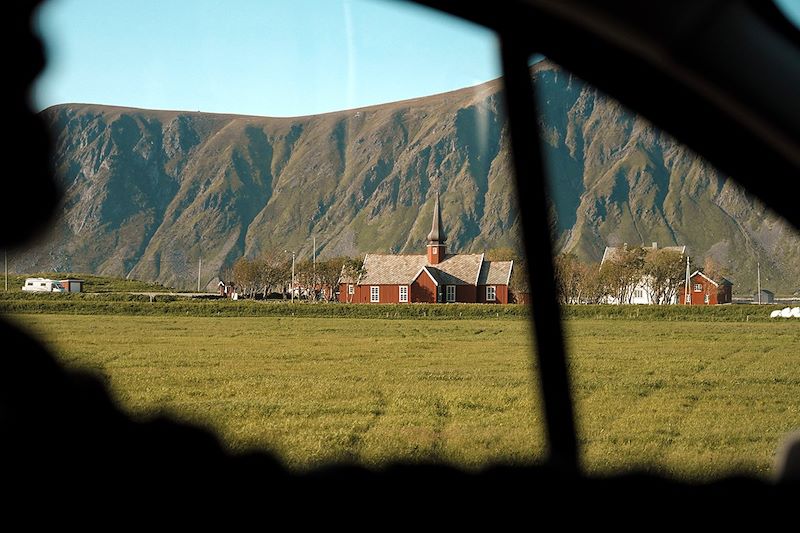 Vue de l'église de Flakstad depuis un van - Nordland - Norvège