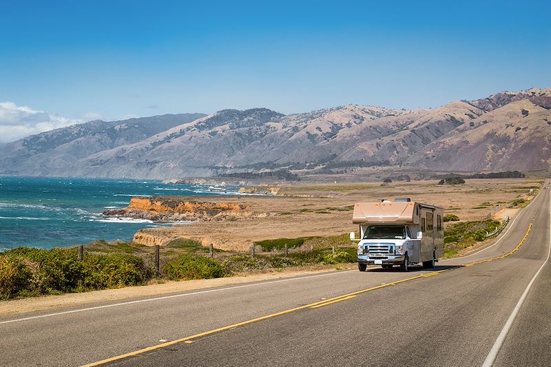 En camping car sur la Highway 1 - Big Sur - Californie - Etats-Unis