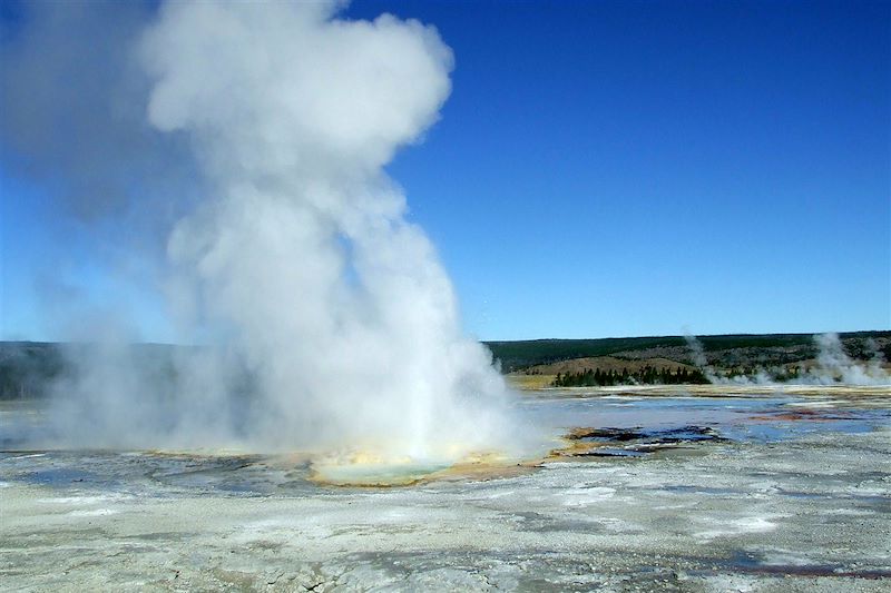 Geyser en irruption - Parc national de Yellowstone - Wyoming - Etats-Unis