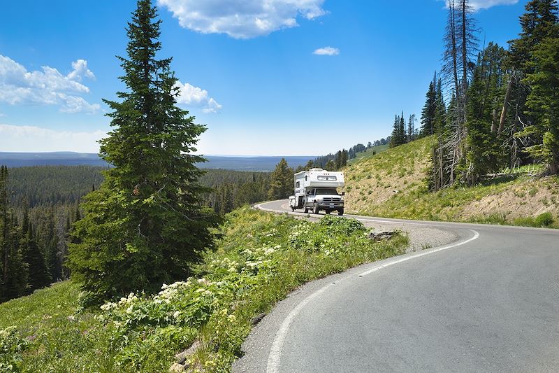 En camping car dans le parc du Yellowstone - Etats-Unis