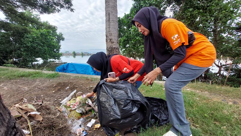 Ramassage des déchets plastiques par les collecteuses des bank sampah © Setiawan Purnomo/Naturevolution Indonesia