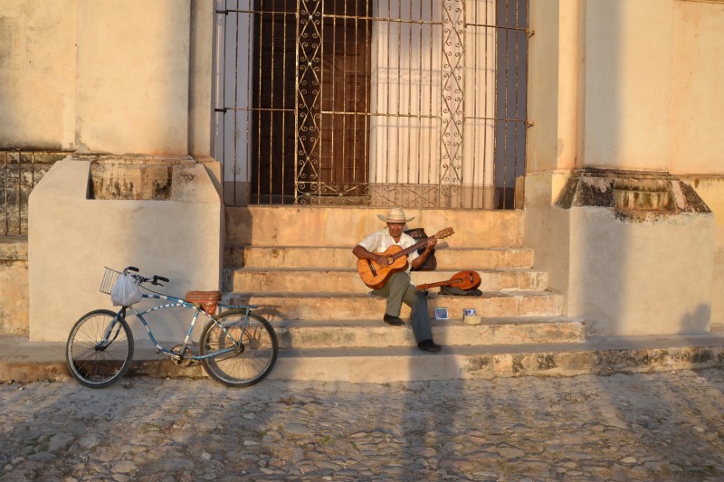 Homme jouant de la guitare à Trinidad à Cuba