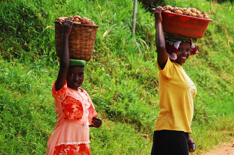 Jeunes femmes au marais de Bigodi - Ouganda &copy; Ibrahim Bah/Nomade Aventure