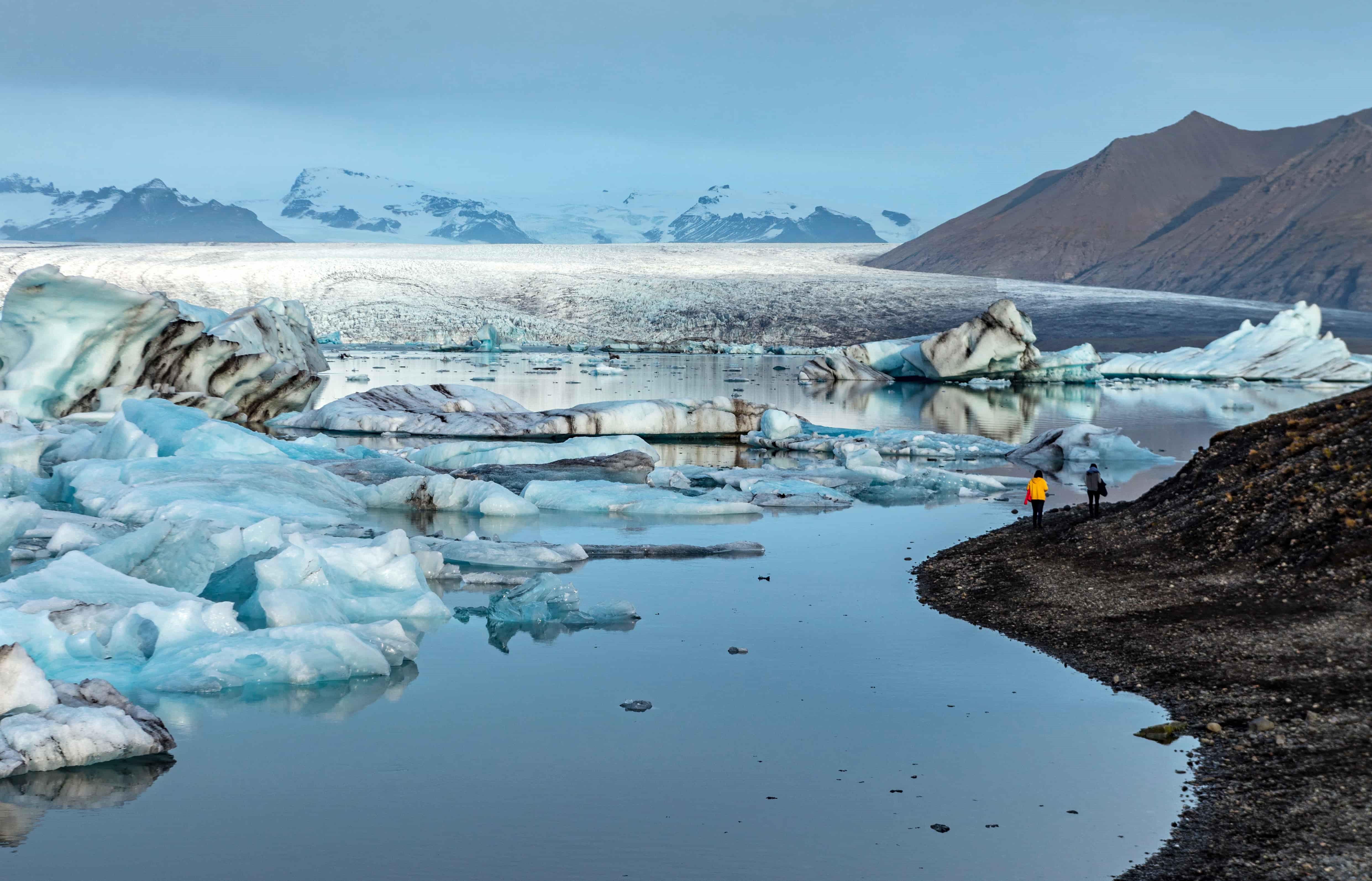 Le lac proglaciaire de Jökulsárlón et randonneurs