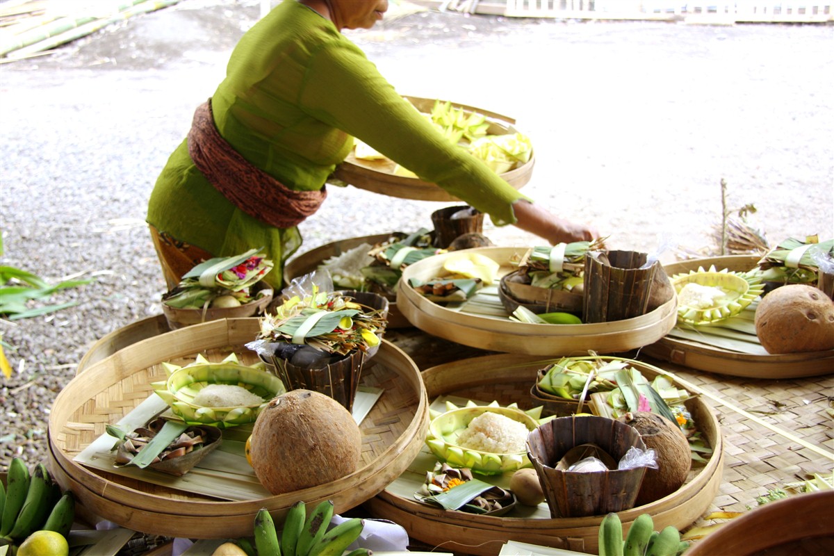 Offrandes de nourriture à Yeh Pulu à Bali - Indonésie