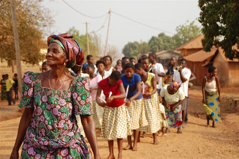 D&eacute;fil&eacute; de femmes dans un village au Togo &copy; Laetitia Ferreira/Nomade Aventure