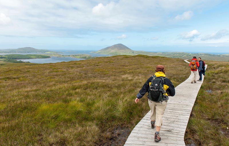Randonneurs sur un sentier am&eacute;nag&eacute; dans le Connemara Irlande