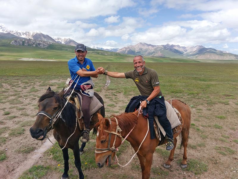 &Agrave; cheval avec les nomades au Kirgizistan &copy; Issa Smatti/Nomade Aventure
