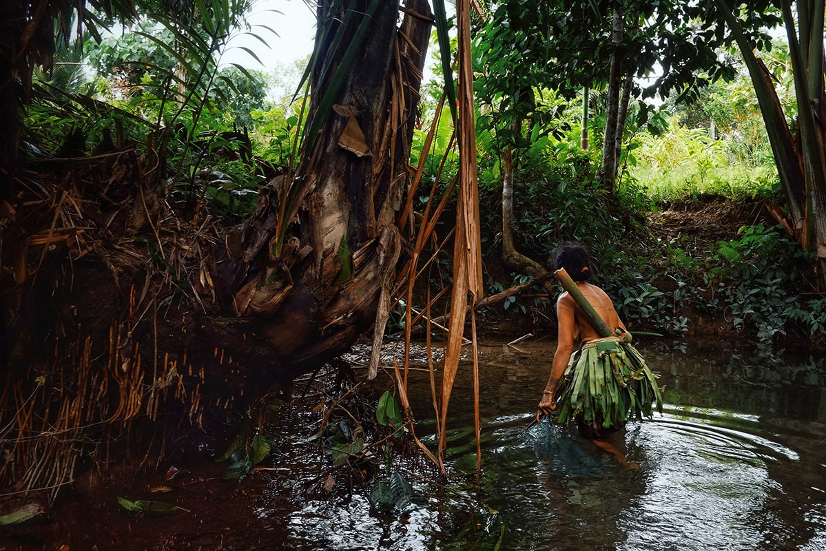 Un homme mentawai sur l’île de Siberut au large de Sumatra - Indonésie