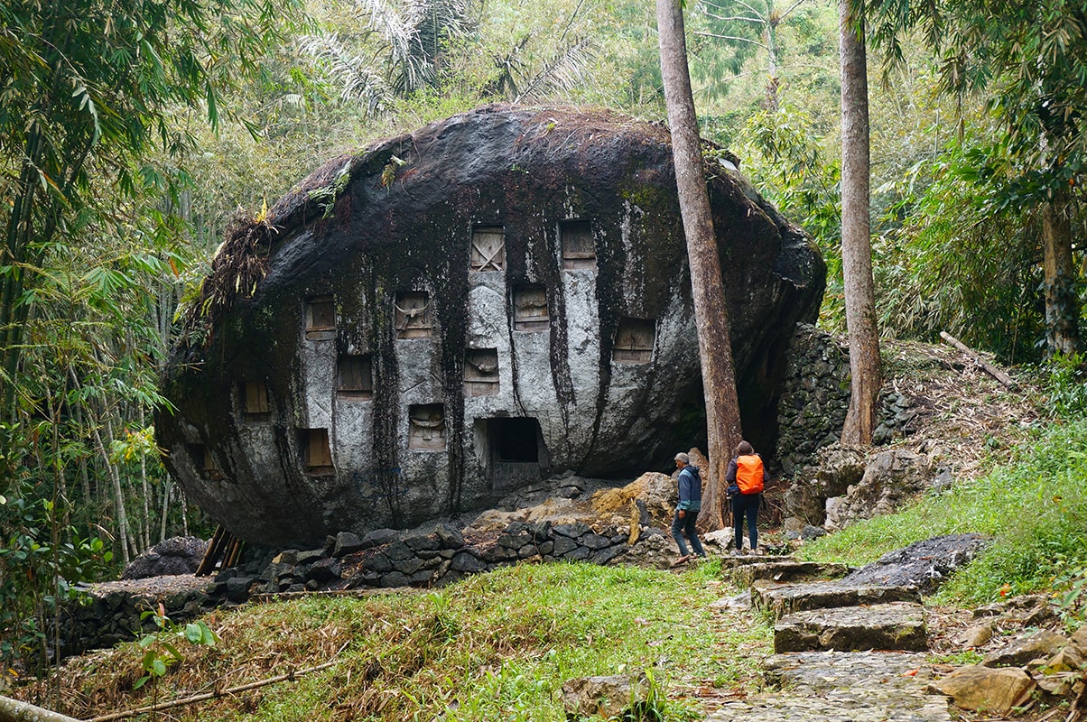Tombe rupestre en pays Toraja à Sulawesi - Indonésie