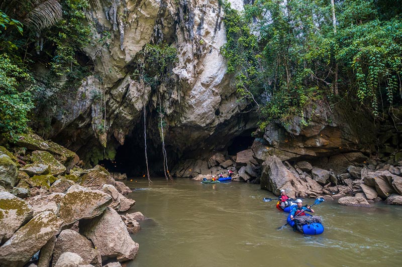 Packcraft sur la rivière Lalindu - Sulawesi - Indonésie © Evrard Wendenbaum