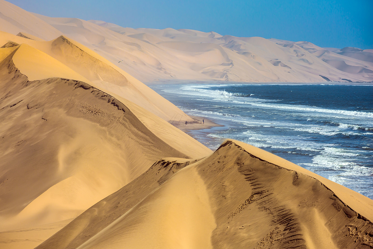 Les dunes de Sandwich Harbour plongeant dans l'océan