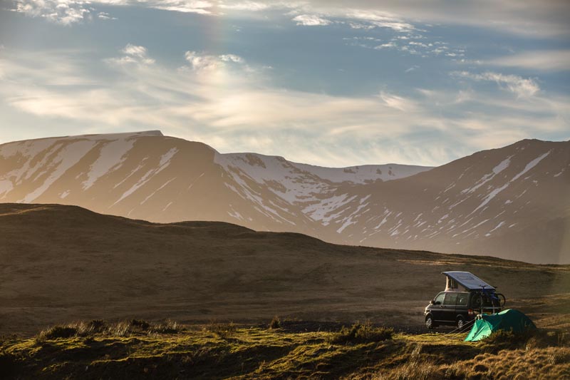 Minivan au premier plan et paysage des Highlands - &Eacute;cosse