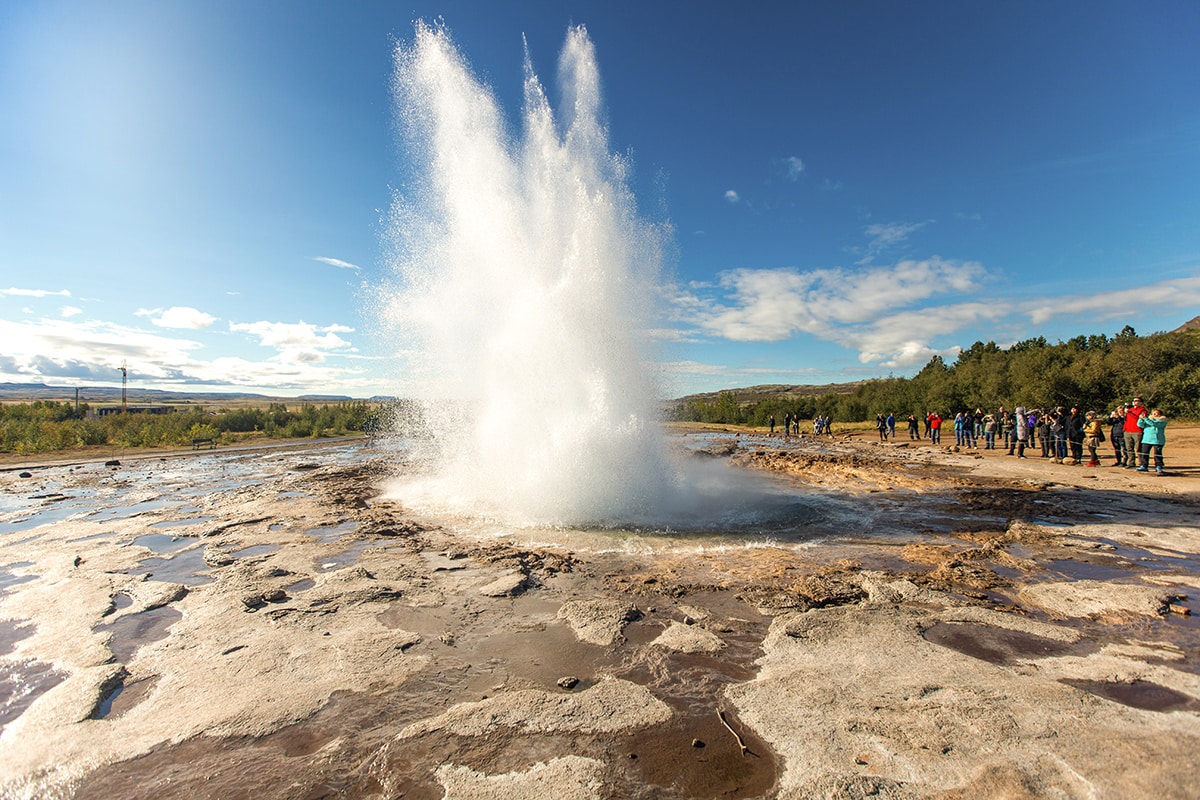 Le geyser de Strokkur sur le champ géothermique de Geysir