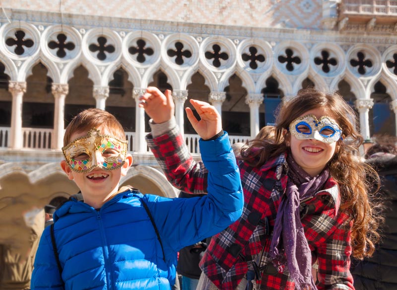 Deux enfants masqu&eacute;s &agrave; Venise en Italie