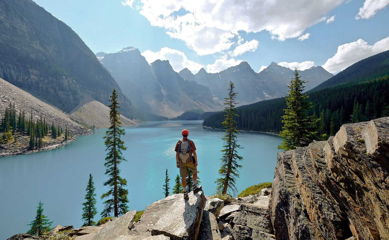 Homme face au lac Moraine dans le parc national de Banff - Canada