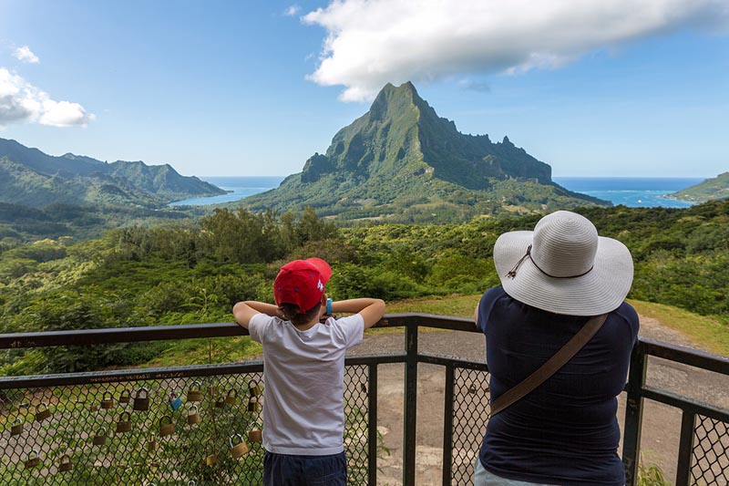 Enfant avec sa m&egrave;re au belv&eacute;d&egrave;re de Moorea en Polyn&eacute;sie &copy; AlexQ/stock.adobe.com  