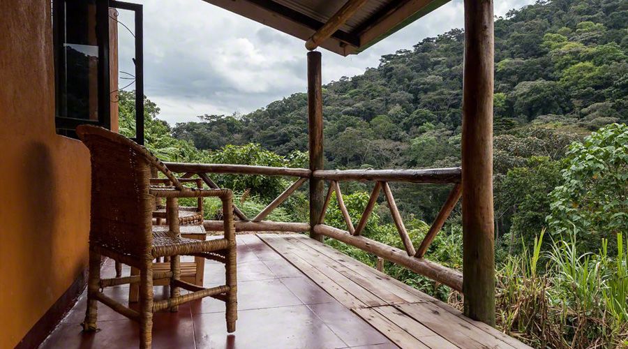 Chambre avec terrasse d'un lodge &agrave; Bwindi - Ouganda &copy; G.V.L.