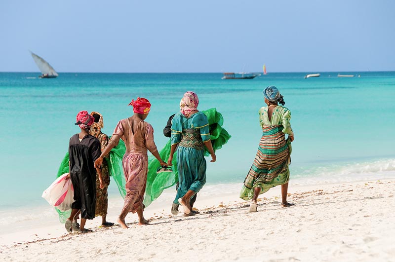 Femmes marchant sur la plage - Zanzibar - Tanzanie &copy; Marta/stock.adobe.com 