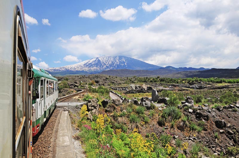 Train avec l'Etna en arri&egrave;re-plan - Sicile - Italie  