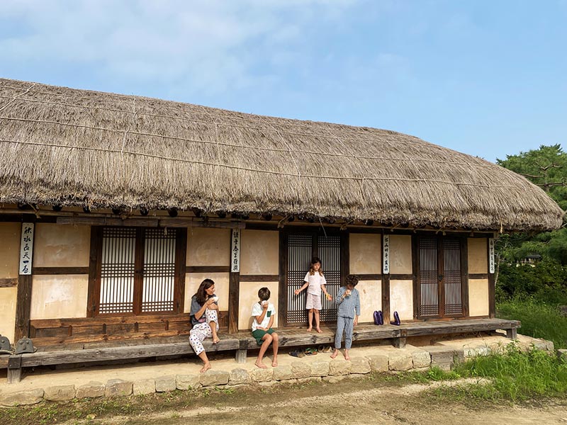 Famille en pyjama le matin devant un h&eacute;bergement en Cor&eacute;e du Sud &copy; Beau Voyage 