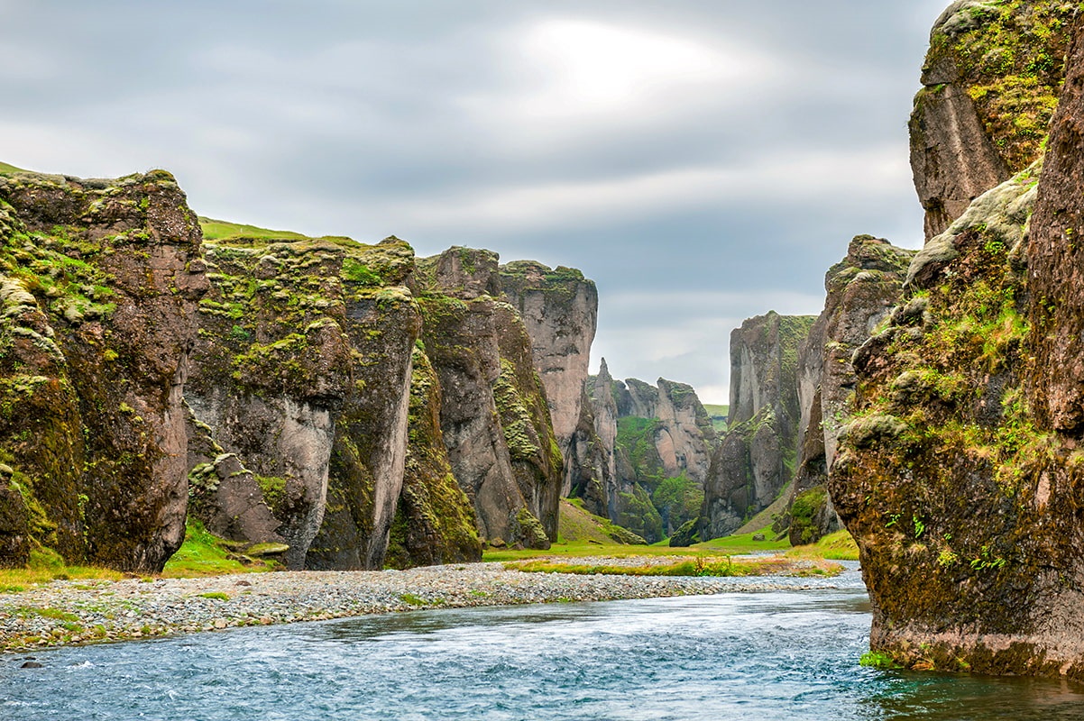 Le canyon de Fjaðrárgljúfur dans la région de Suðurland