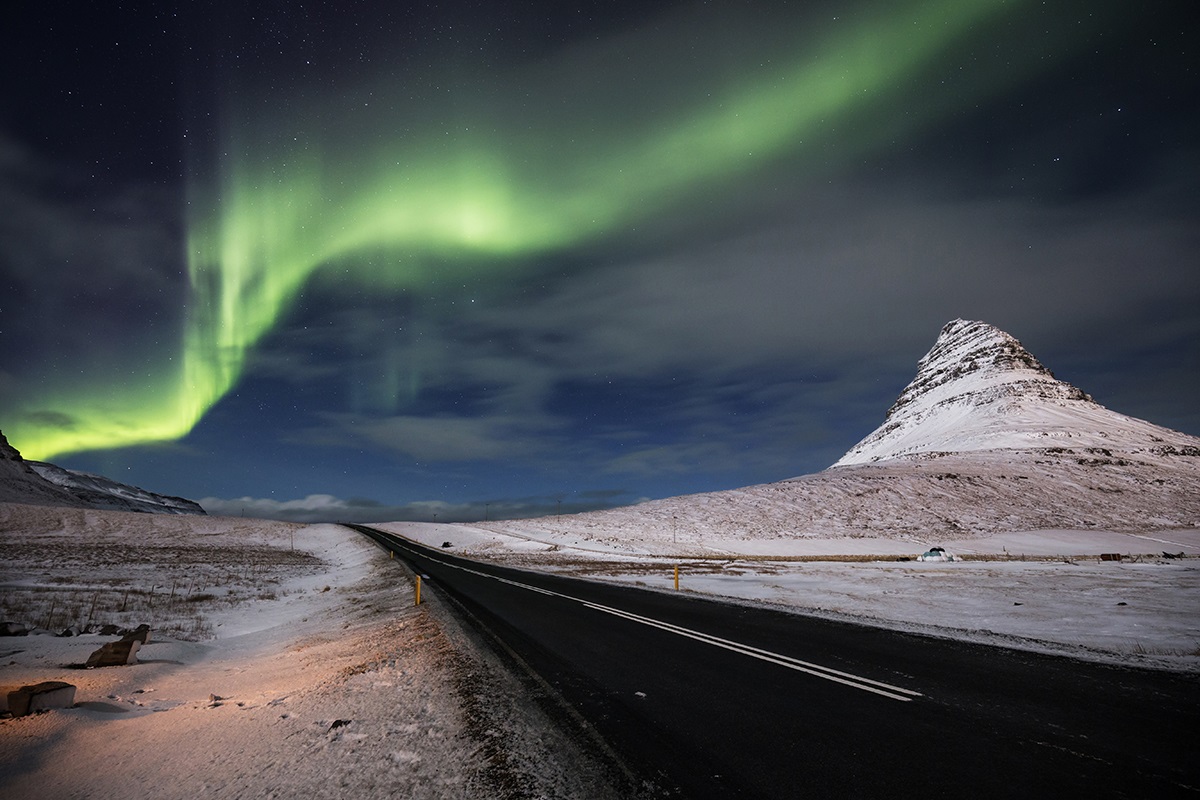 Une route islandaise sous les aurores boréales en hiver 