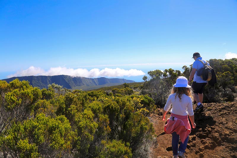 Randonnée en famille au piton de la Fournaise sur l'île de la Réunion © Laetitia Ferreira/Nomade Aventure Petite fille avec son père randonnant au piton de la Fournaise sur l'île de la Réunion