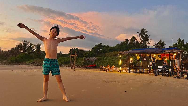 Jeune ado sur une plage au coucher du soleil &agrave; Mirissa au Sri Lanka &copy; Fr&eacute;d&eacute;ric Poirier/Nomade Aventure