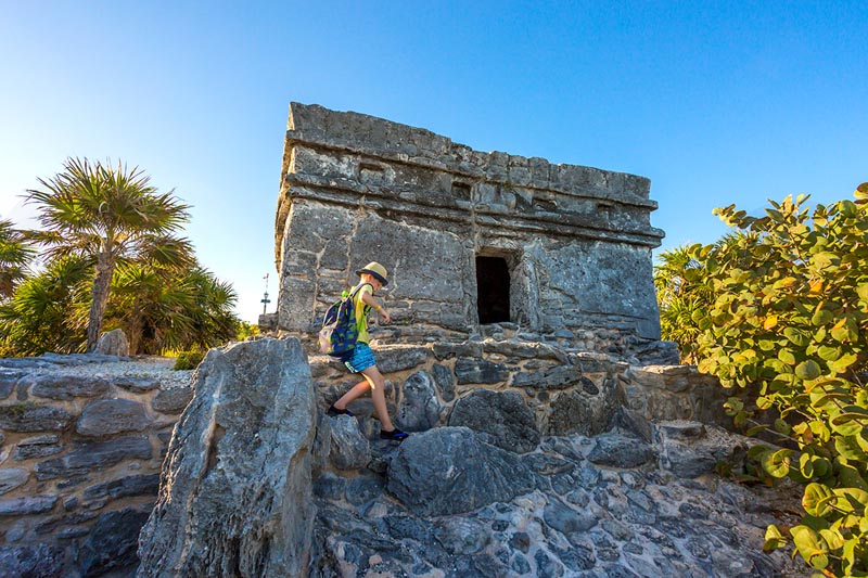 Enfant visitant un site maya au Mexique &copy; PhotoSerg/stock.adobe.com