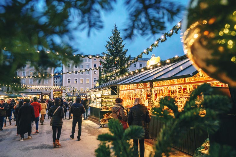 Visiteurs sur un march&eacute; de No&euml;l dans une ville d'Europe centrale