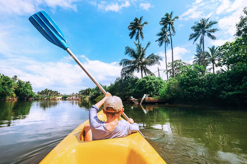 Enfant faisant du kayak au Sri Lanka &copy; Soloviova Liudmyla/stock.adobe.com