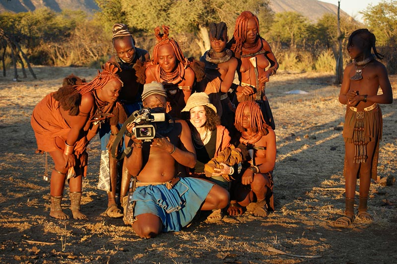 Tournage du film-documentaire « Les Himbas font leur cinéma » en 2011 © Solenn Bardet/Kovahimba Tournage du film-documentaire « Les Himbas font leur cinéma » en 2011 © Solenn Bardet/Kovahimba