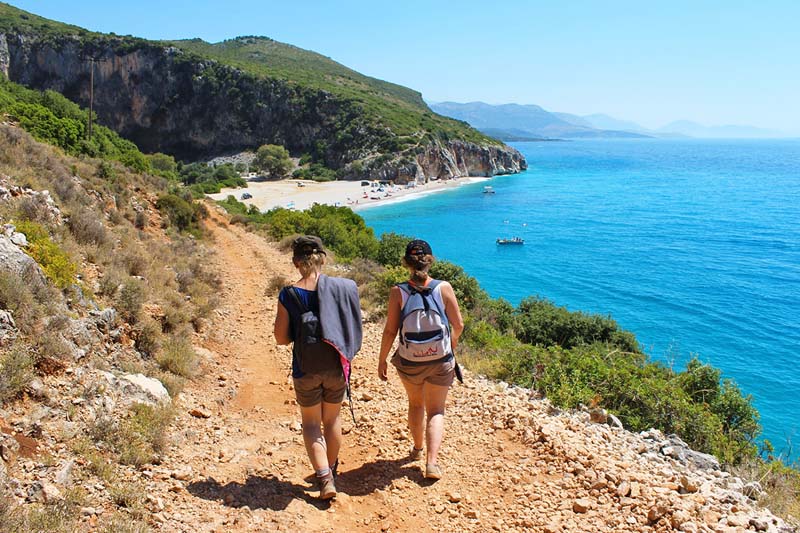 Deux randonneuses marchant vers la plage de Gjipe sur la Riviera albanaise &copy; E.A.