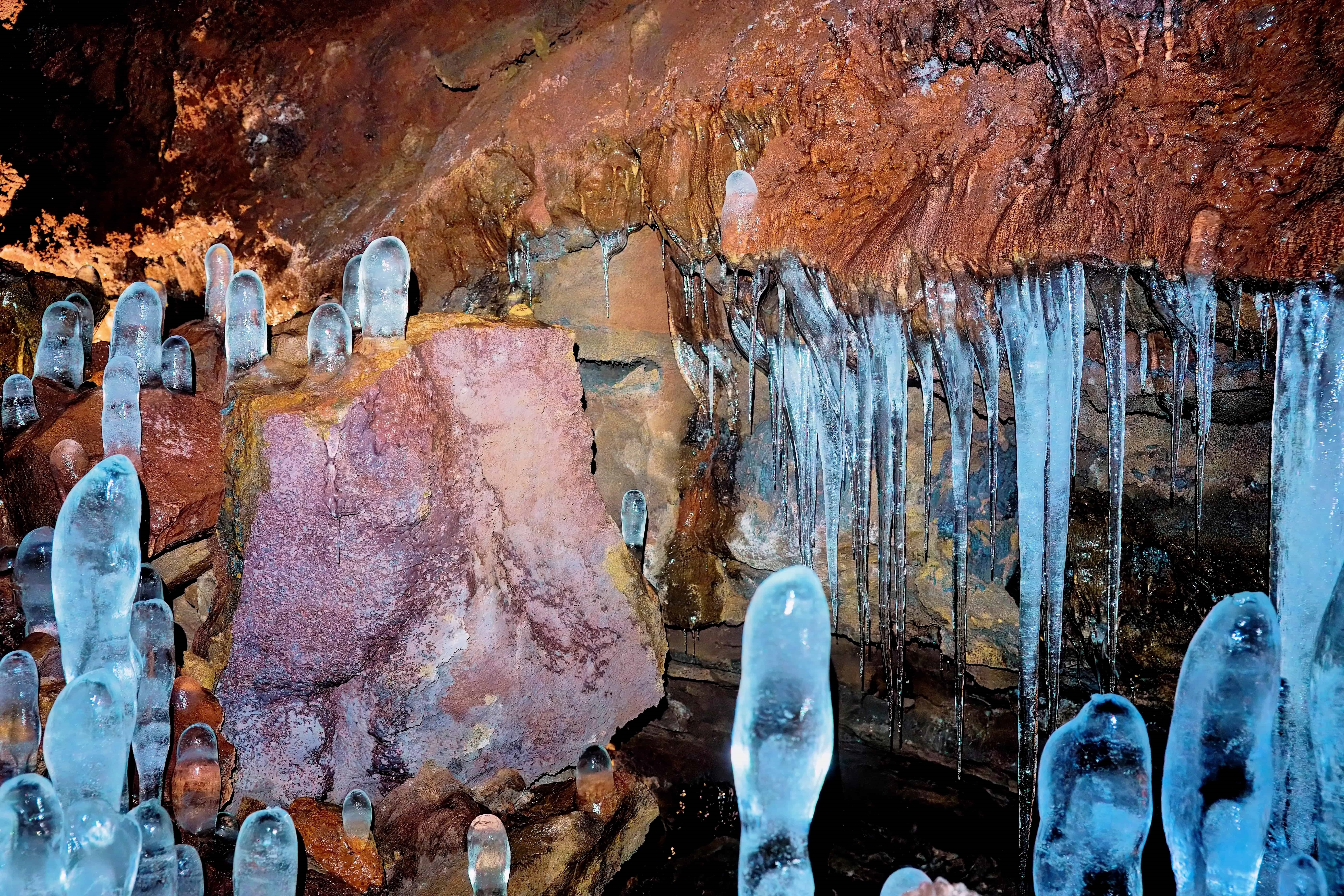 La grotte de lave de Víðgelmir avec stalactites et stalagmites