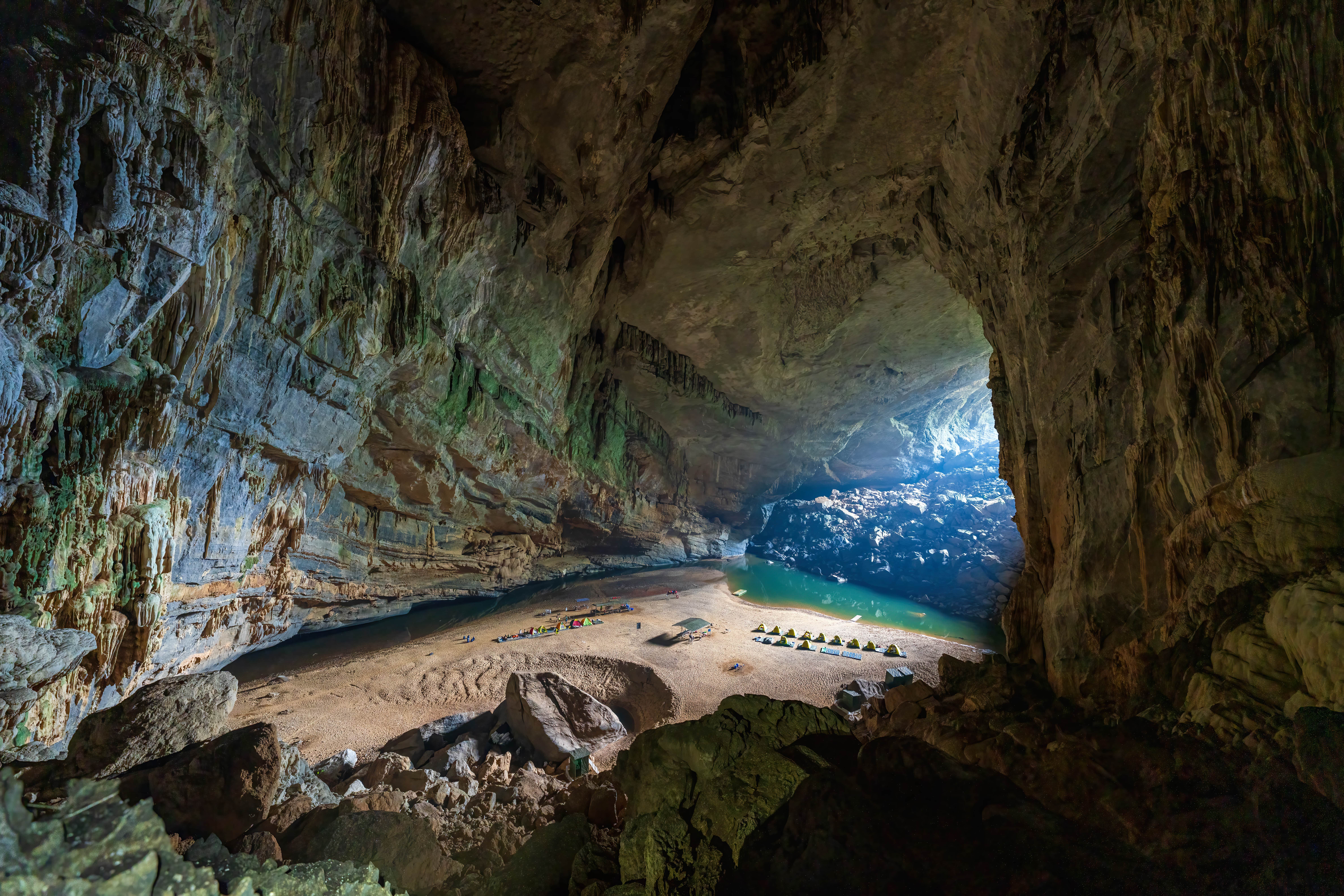 La grotte de Son Doong - Parc national de Ke Bang - Vietnam © stockadobe.com