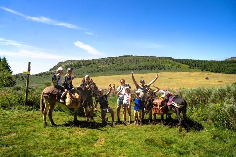 Randonnée en famille avec un âne en Ardèche © Lbm.Vision Famille en groupe avec 2 ânes en Ardèche