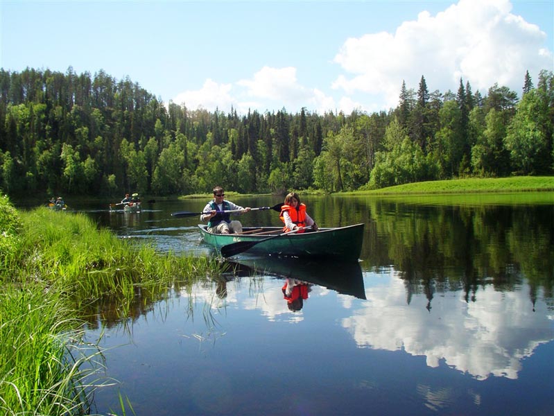 Balade en cano&euml; sur un lac en Laponie &copy; Visitfinland