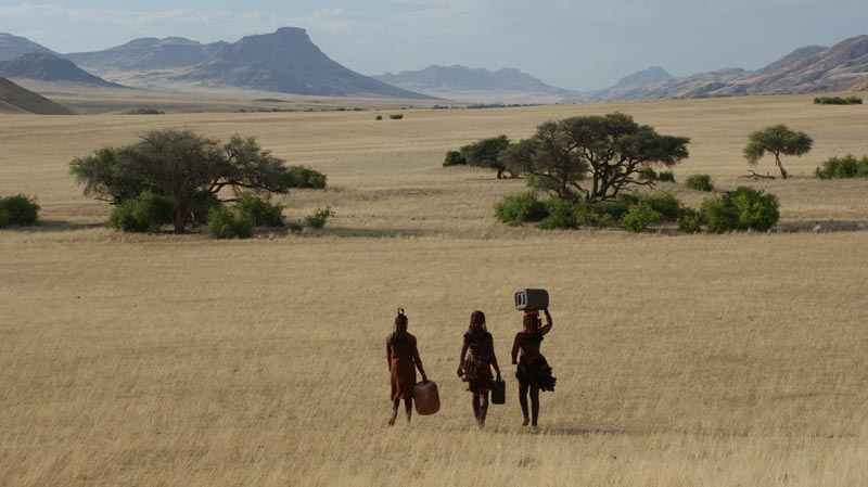 Femmes himbas allant chercher de l’eau au puits en Namibie © Solenn Bardet/Kovahimba Femmes himbas allant chercher de l’eau au puits en Namibie © Solenn Bardet/Kovahimba