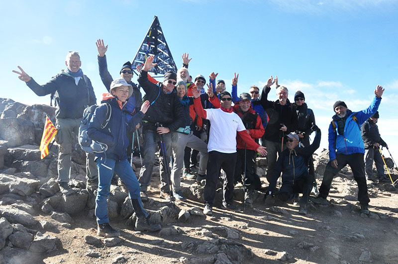 Arrivée en petit groupe au sommet du Toubkal dans le Haut Atlas marocain © Fernand P. Arrivée en petit groupe au sommet du Toubkal dans le Haut Atlas marocain © Fernand P.